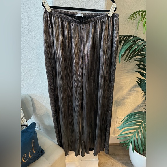 Good American plisse chrome pants set. Shirt size 3/4, pants size 5/6 - Picture 5 of 7